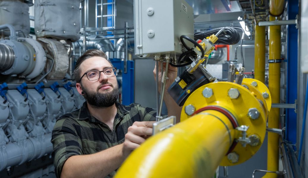 Ein Techniker kontrolliert eine Rohrleitung