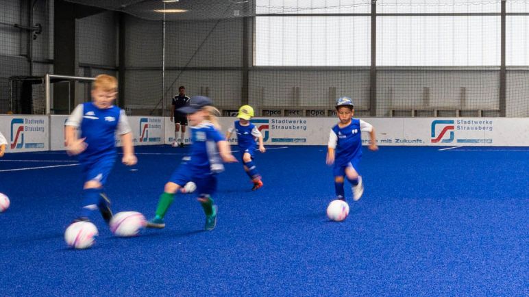 Jugendmannschaft des FC Strausbergs beim Training in der SH35